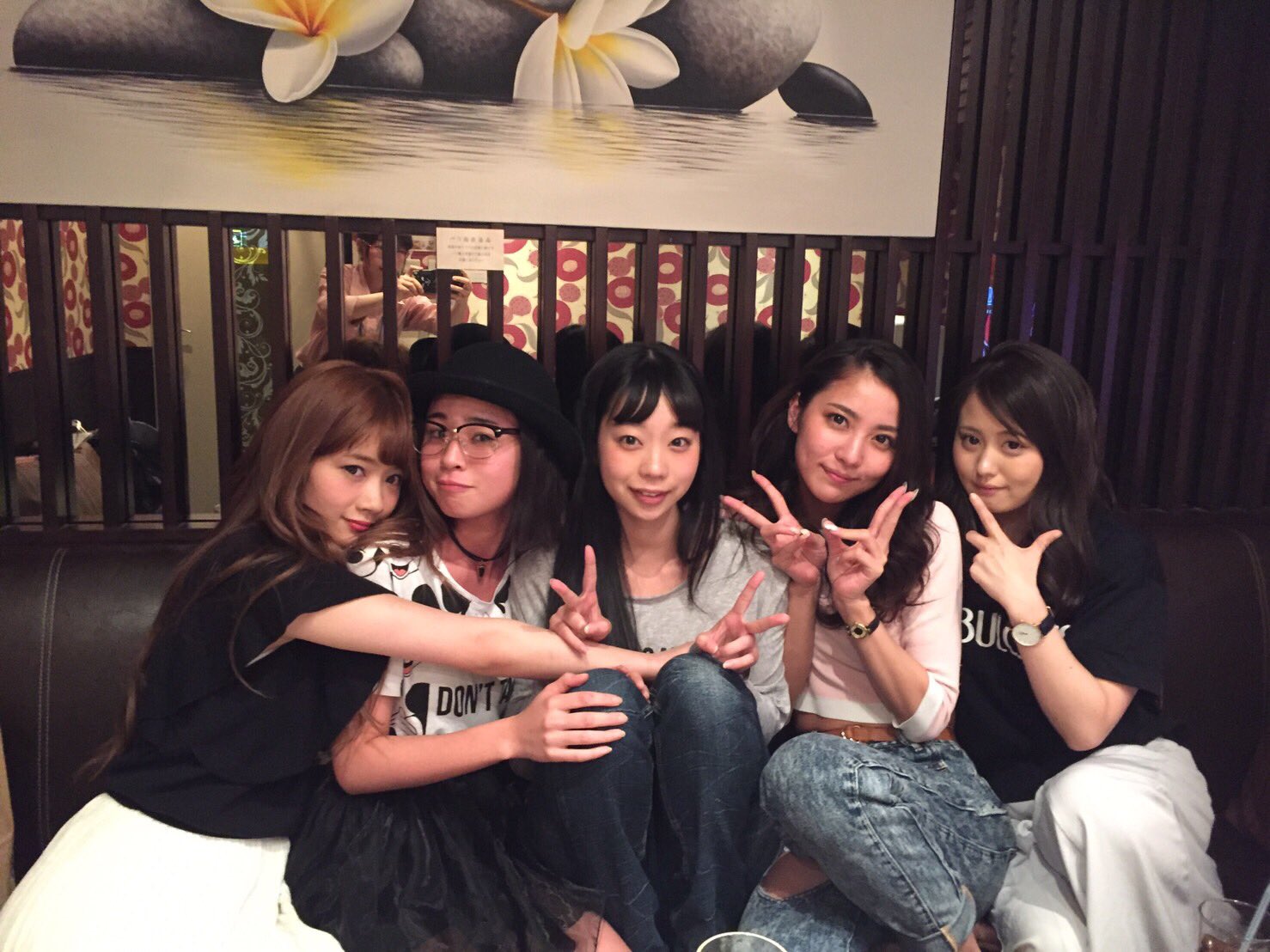 2日目ありがとうございました差し入れも嬉しい♡誰か天むす差し入れてくれたらもっと嬉しいよ？明日もよろしくお願いします👯💐プチ打ち上げ❤️だいぶ打ち上がったww https://t.co/IP6BEUsMWU