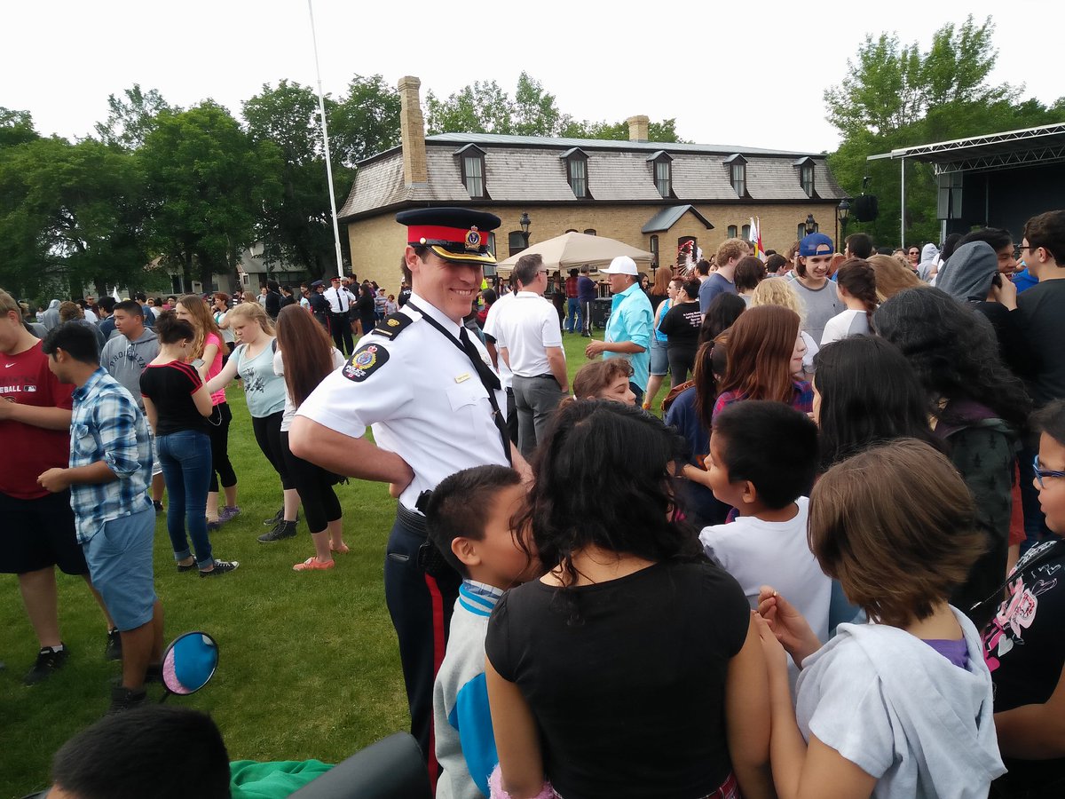 reginapolice's tweet photo. .@InspStevelyRPS with a crowd of youth at the #SmudgeWalk #NorthCentral #yqr https://t.co/0dfNEFejQ8