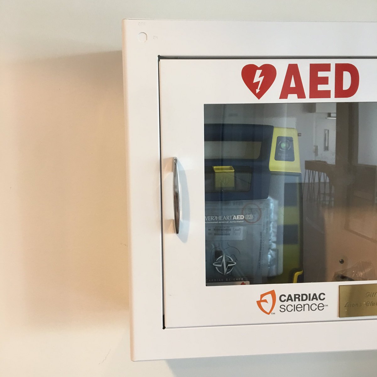 Poetisk Sakteparti vil ha hjartestartar i alle rådhus, naudhjelp til brustne hjarte og kjærleik som har gått i stå.