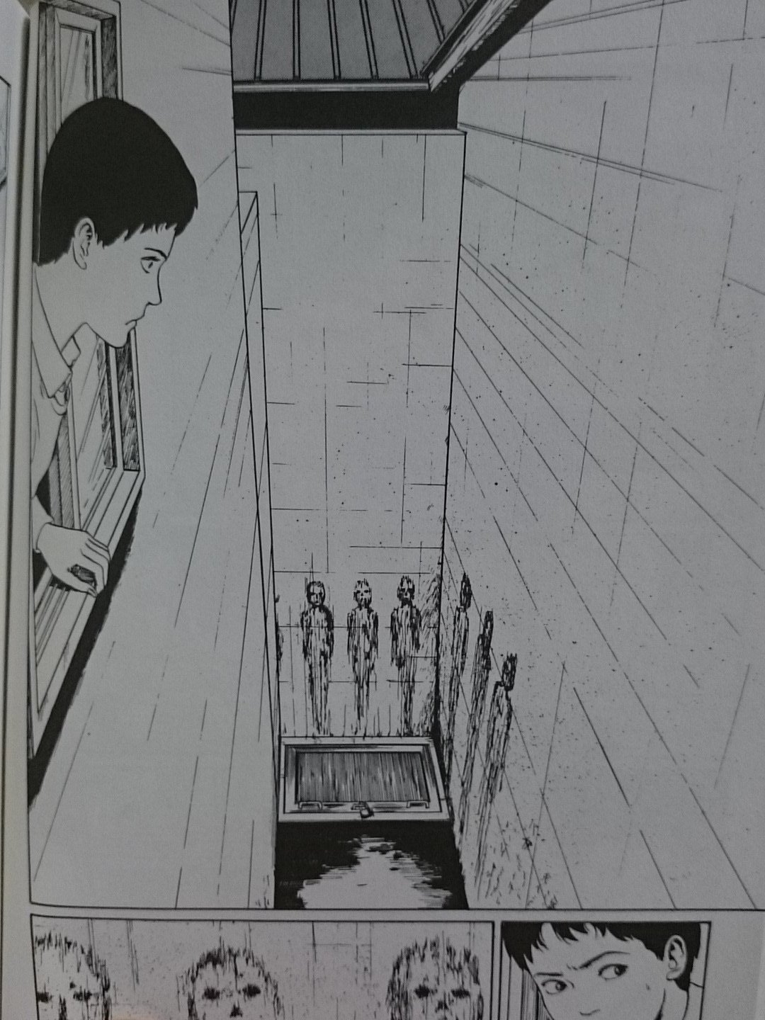 ミサキトージ 伊藤潤二先生の作品は 設定の奇抜さによる驚きと恐怖 が明確にあるのですが 空間の見せ方も抜群に巧く 路地裏 などはその最たる例かと思います 曰く付きの封鎖された袋小路 もうその設定だけで最高ですが 味付けも極上なんですよね