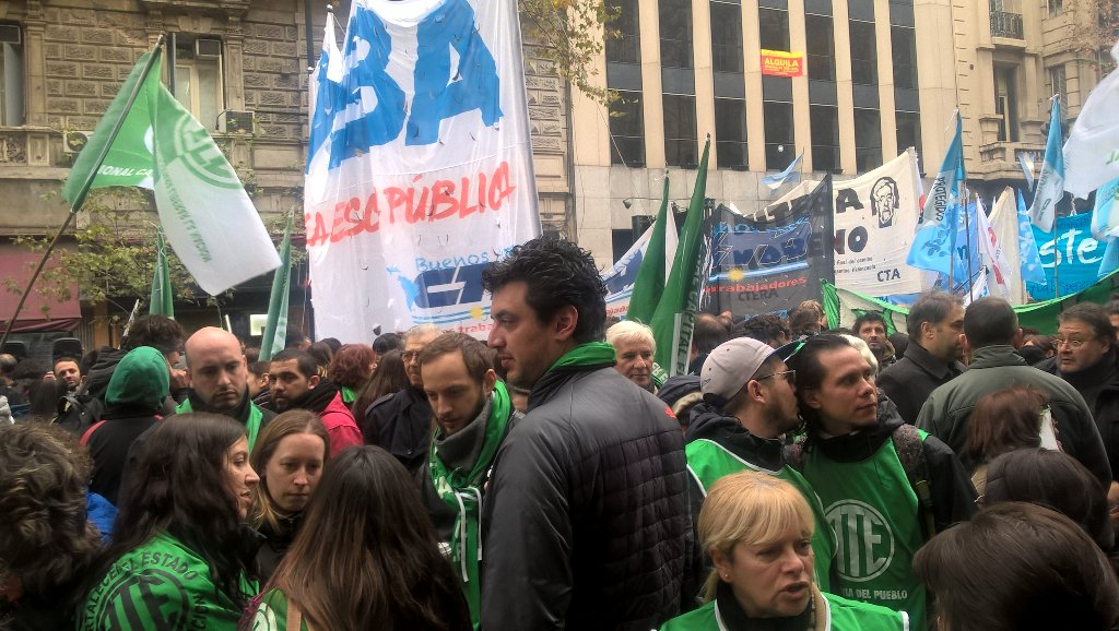 ATEdefeciudad's tweet photo. Ahora ATE DefeCiudad marchando junto a @ate_cap  y las CTA. @DefensoriaCABA https://t.co/SeNms7e9BY
