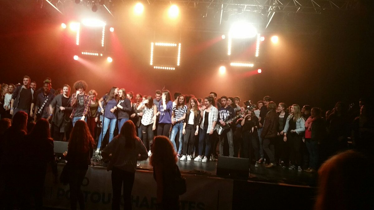 Pineaband's tweet photo. Super concert à la #ftl2016 ! À avec @TairoOfficiel pour un live enorme! On a qu'une seule vie, alors venez :p https://t.co/f6EHSmMoSb
