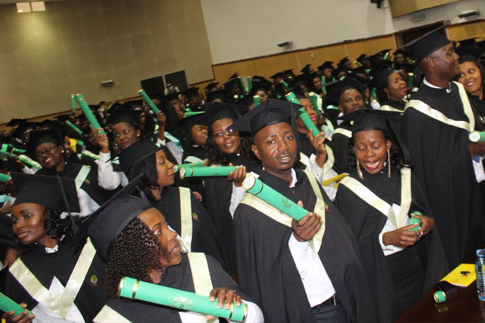 UNICEF_Moz's tweet photo. 200 novos profissionais de saúde e serviço social foram hoje graduados com o nível de Licenciatura pelo #ISCISA https://t.co/43XimfhfGg