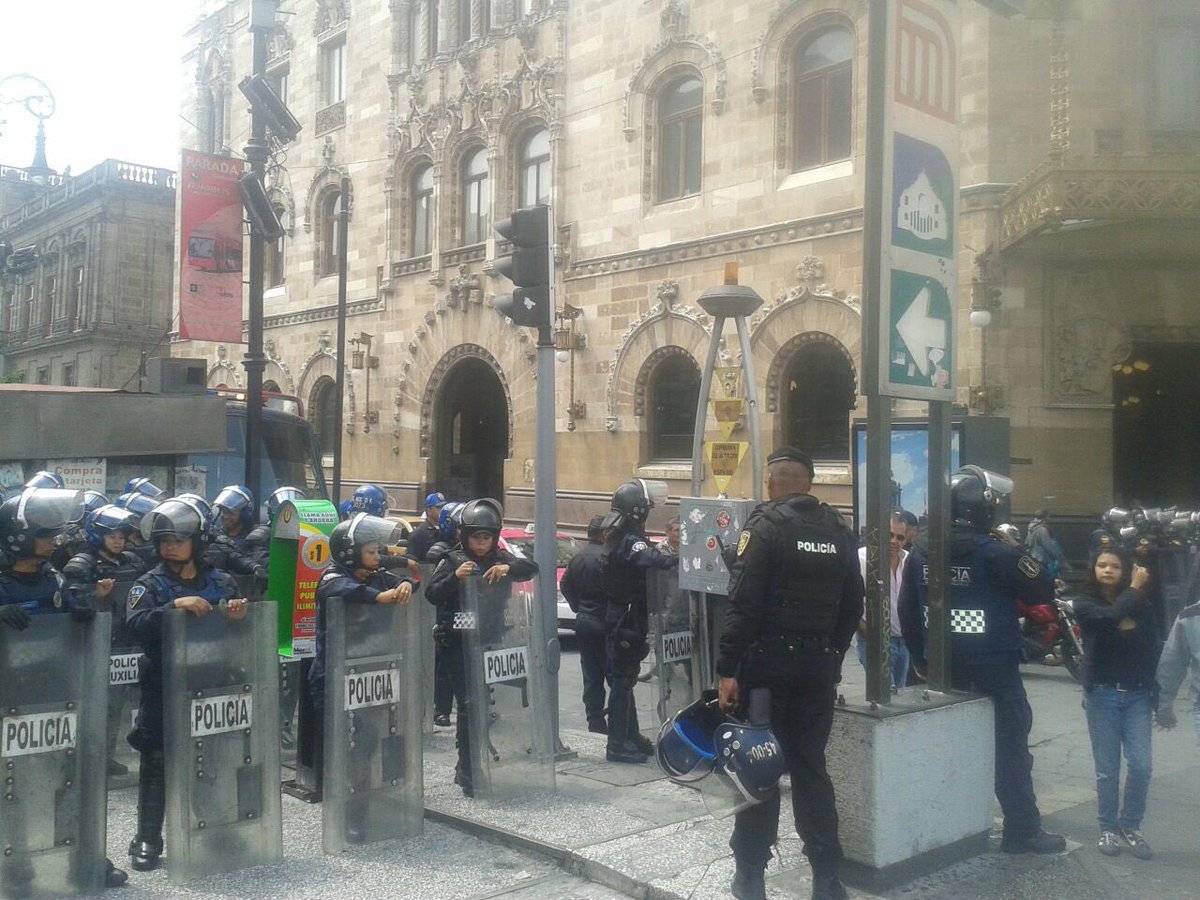 TuiteraMx's tweet photo. @ManceraMiguelMX "blinda" el centro histórico; a 3 días de la elección prepara represión #PoderChingarlos https://t.co/kNkrOLWpg2