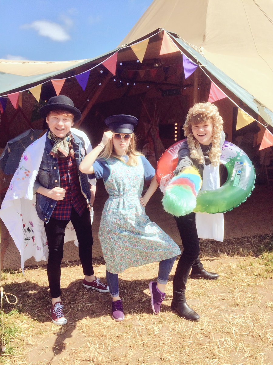 gwennmairjones's tweet photo. Vibes yn yr @Urdd yn greet heddiw doedd @Bransbrings @Lleucs a Tom #timtipi #urdd2016! @gigpwy yn wych heddiw fyd! 💚 https://t.co/dmIr5fZP24
