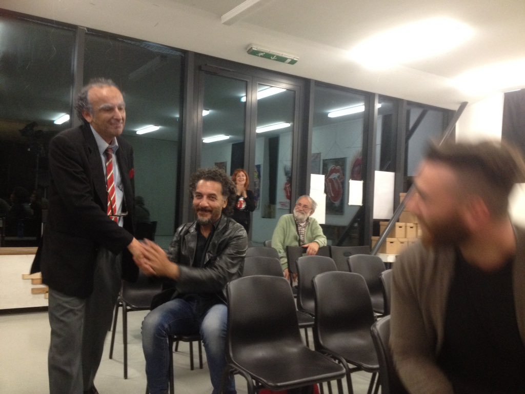 plateaLmente's tweet photo. #TuriMarionetta!! #FILgood #mioff2016 Savi Manna il solo artista che stringe la mano a ogni spettatore https://t.co/kGoO0jJFjX