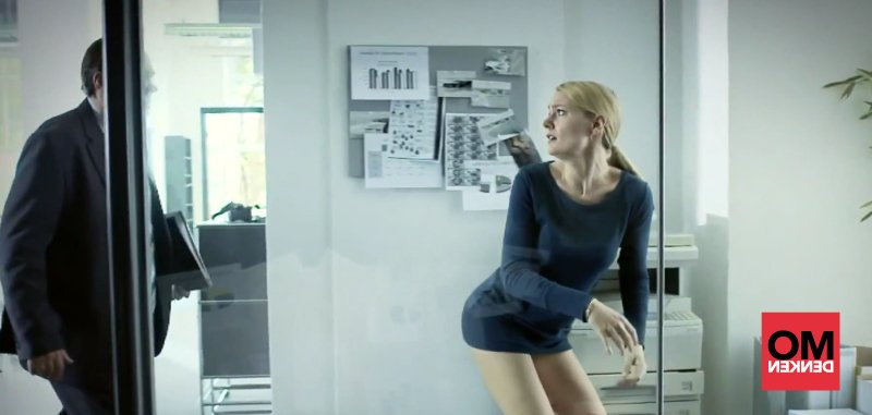 Martina Hill laat zien hoe je ook om kan gaan met ongewenste intimiteiten op het werk. omdenken.nl/knallerfrauen/