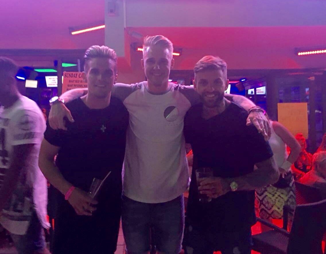 ThomasKey17's tweet image. Met @GazGShore and @AaronCGShore last night, top lads 👏👊 round 2 for the football tonight @EastendersBar 🍻