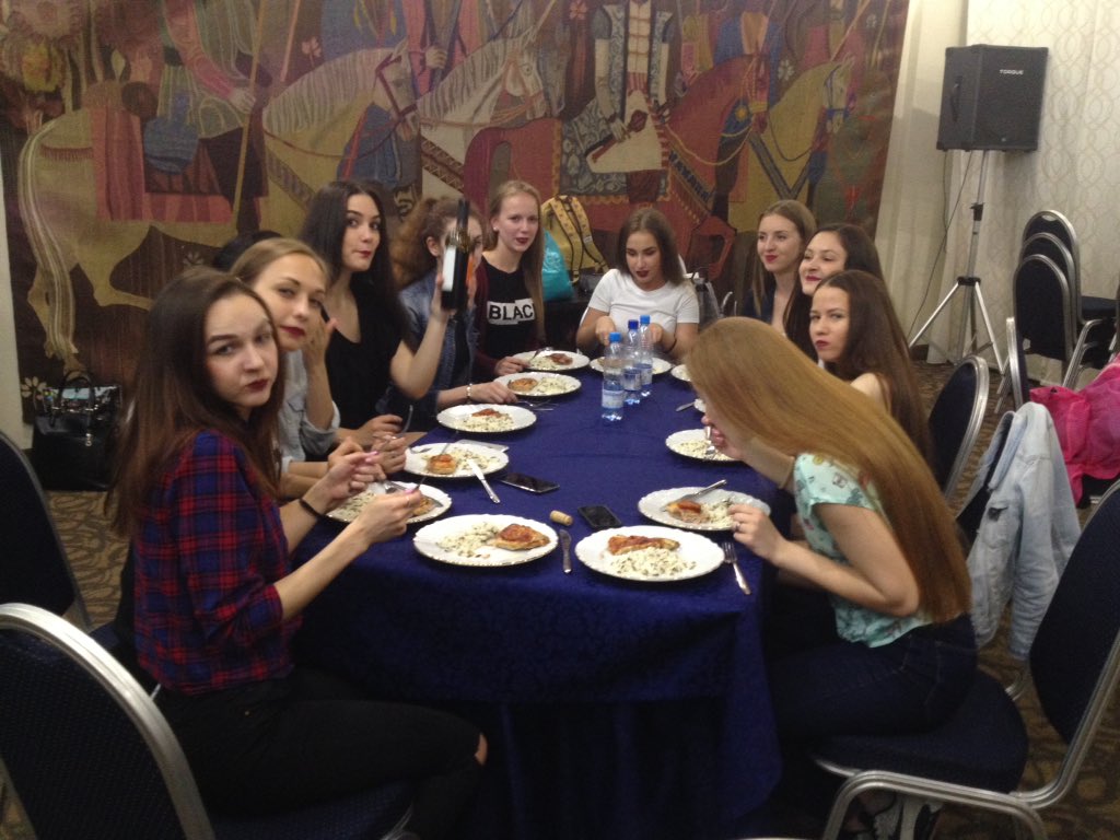 VeryGoodVera's tweet image. Работаем на корпоративах за еду