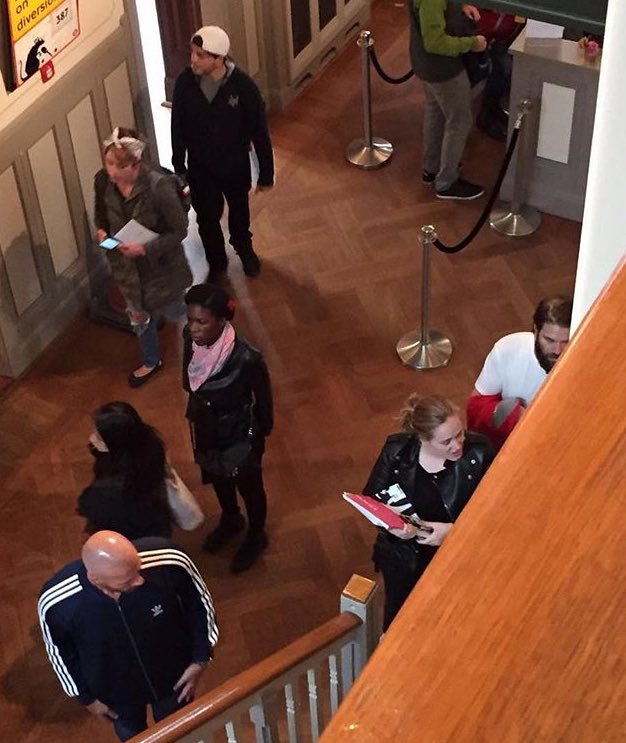 adeleonlinebr's tweet image. Adele e sua "comitiva" foram vistos hoje (02) no Moco Museu de Amsterdã.