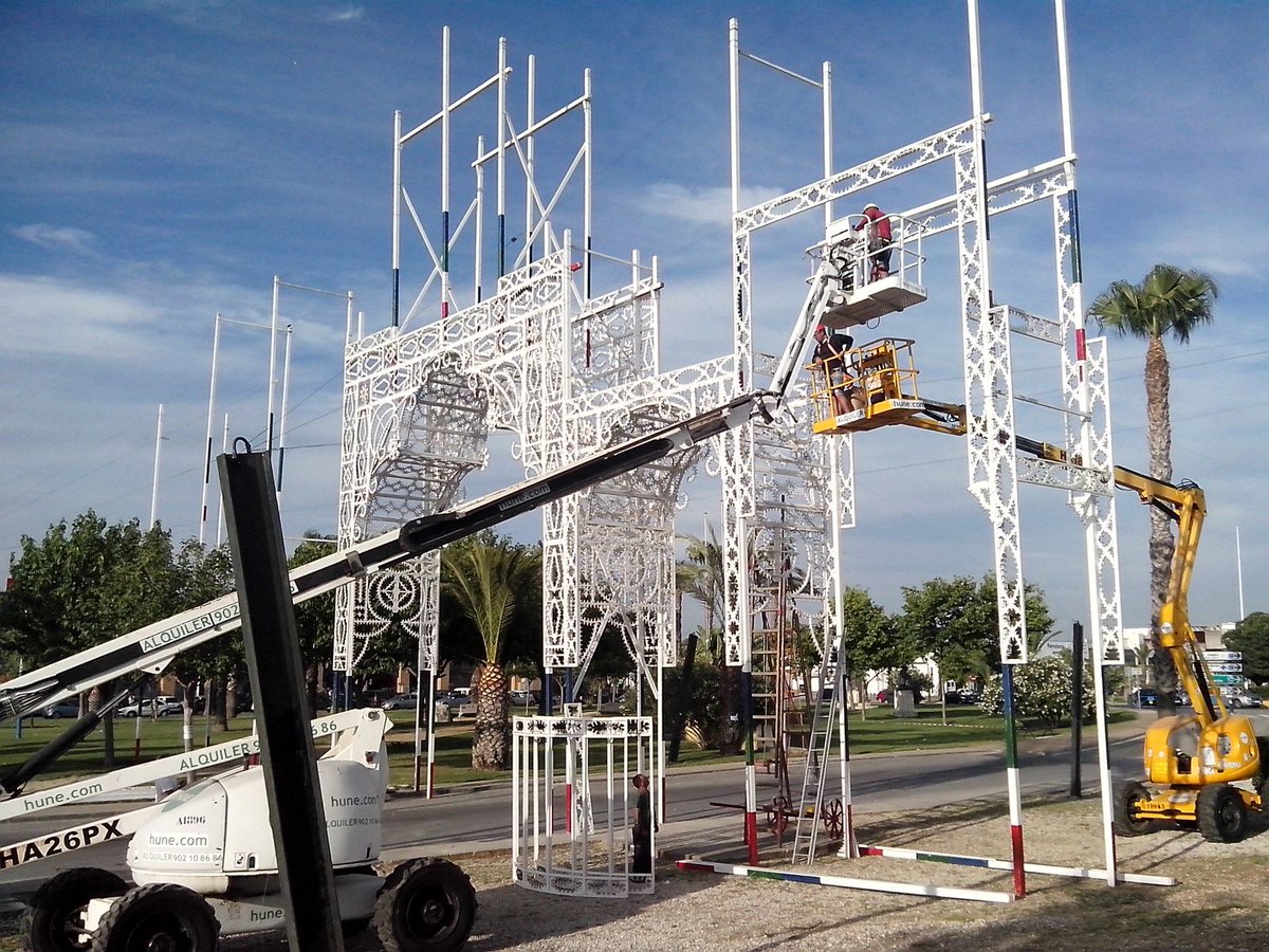 La portada de la feria de #Chiclana 2016 presenta un nuevo aspecto a juzgar por el montaje de la estructura.