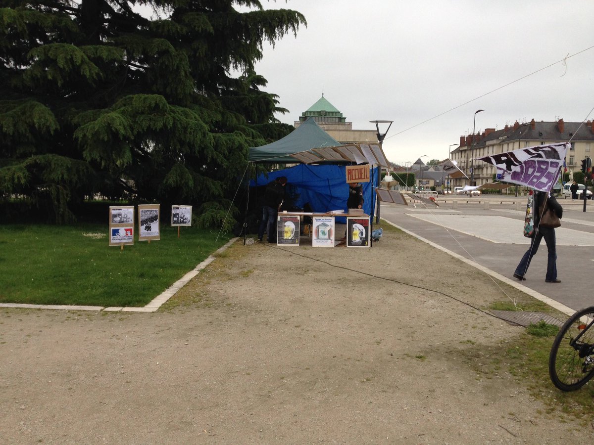NuitDeboutTours's tweet photo. #ToursDebout installé à Anatole France. On attends plus que vous. #Onlacherien https://t.co/mJJqYbzbSU