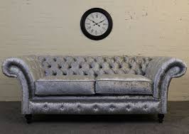 metrosofauk's tweet image. metrosofauk.wordpress.com/2016/06/02/sil…
The modest markings of a velvet chesterfield sofa unit tufted cushions and arms and back of