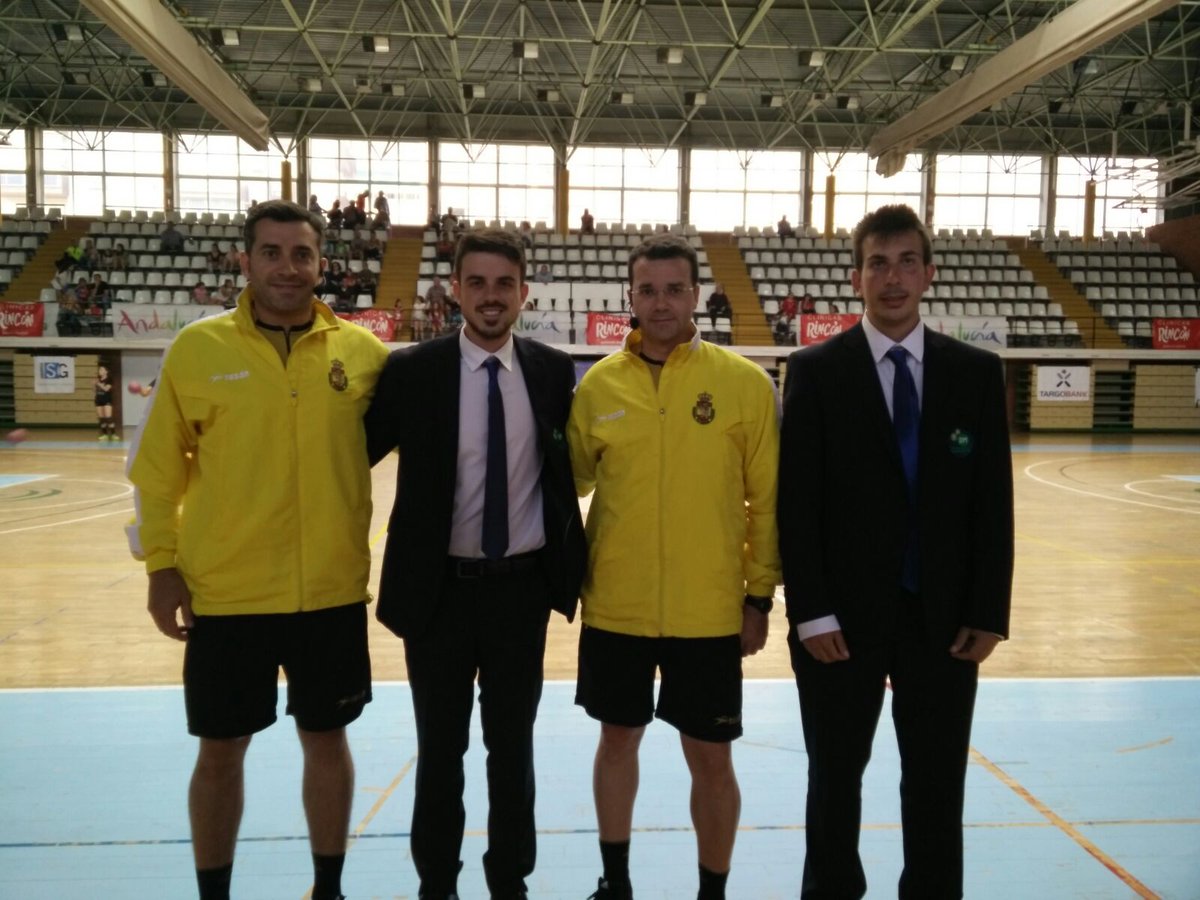 CTArbitralMLG's tweet photo. #arbMLG @frajogaca @sergio_gallar con @DeividM94 @jesus_moyus en cierre @LigaLoteriasBMF @BMMalagaCosta-@cbm_elche https://t.co/8wqQ4L29Yc