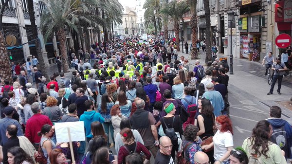NocheEnPie's tweet photo. Este perfil no ha cumplido dos meses de vida y ya casi 4000 seguidores LARGA VIDA AL #15M+#NuitDebout! #GlobalDebout https://t.co/G510X8FFop