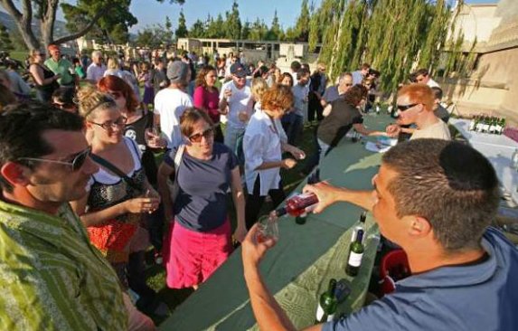 XploreLA's tweet photo. Friday Night Wine Tasting Fundraiser at Barnsdall Park @barnsdall #BarnsdallPark #Wine https://t.co/misti40vSP