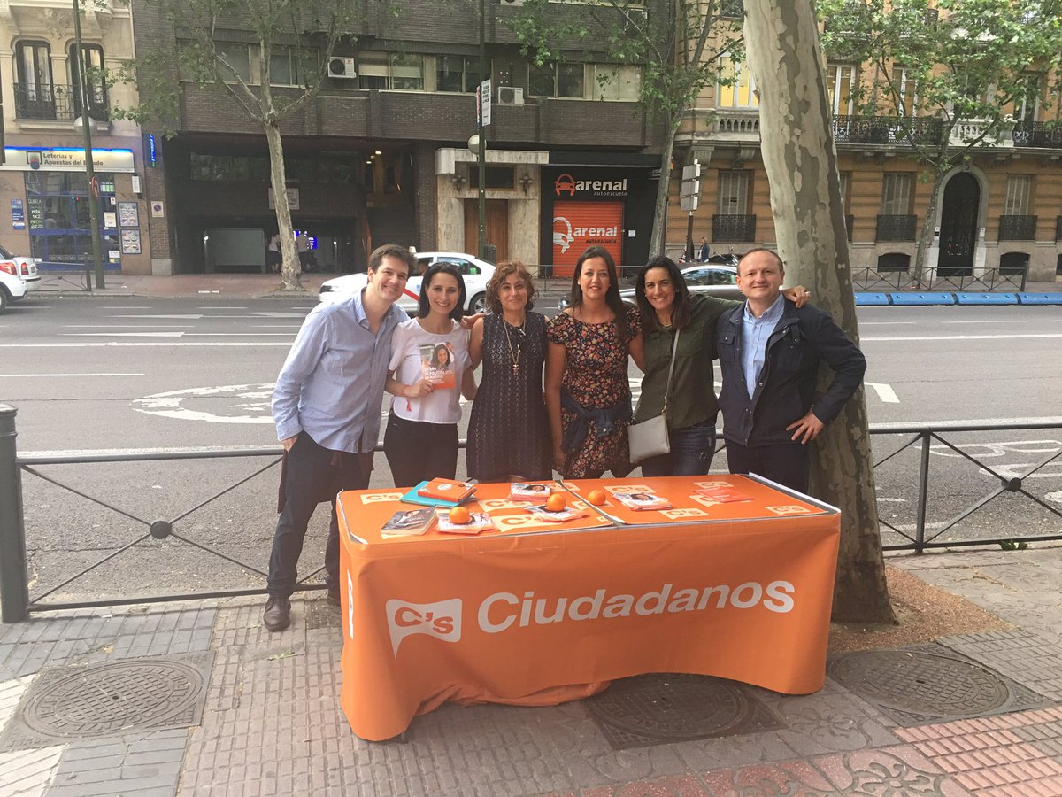 GUTIMB's tweet photo. @CsMadSalamanca agradece a @maredondor habernos acompañado en nuestra mesa informativa. Seguimos! #Csenmidistrito https://t.co/uIFepntmpK