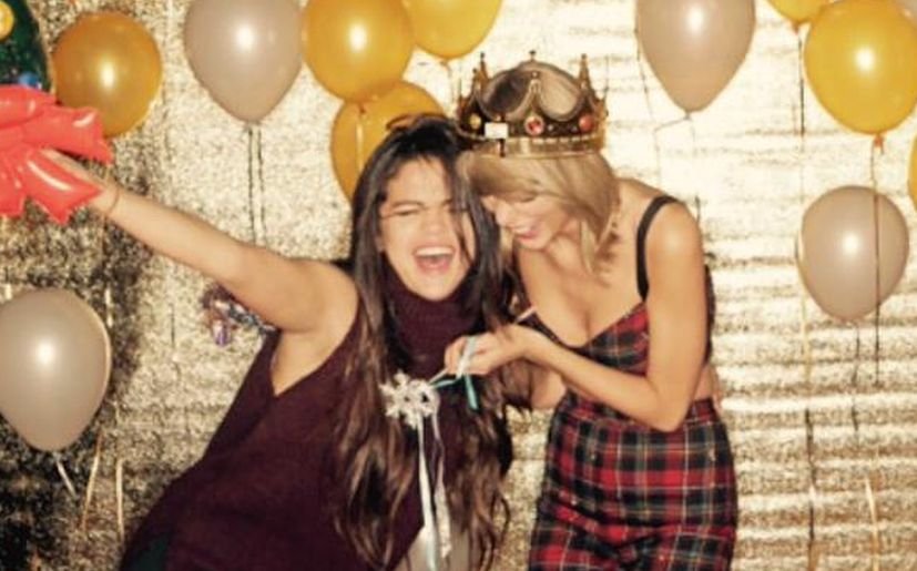 gomezpicks's tweet photo. @selenagomez @taylorswift13 ❤👈 https://t.co/7rCgbxAfzd