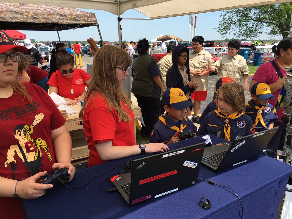 Ironclad5847's tweet image. @bbchs307 Ironclad is pleased to help out at Pause for Patriotism AND show our robot too! #RobotSummer