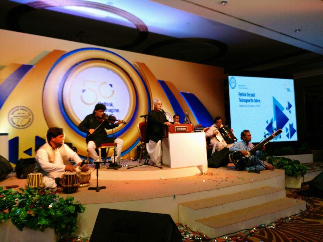 Behtareenpk's tweet photo. Ghazal singer Salman Alvi captivating the audience at PTSD 50 year celebration. #pstd50years #starlinkspr https://t.co/3hM7WDX4ic