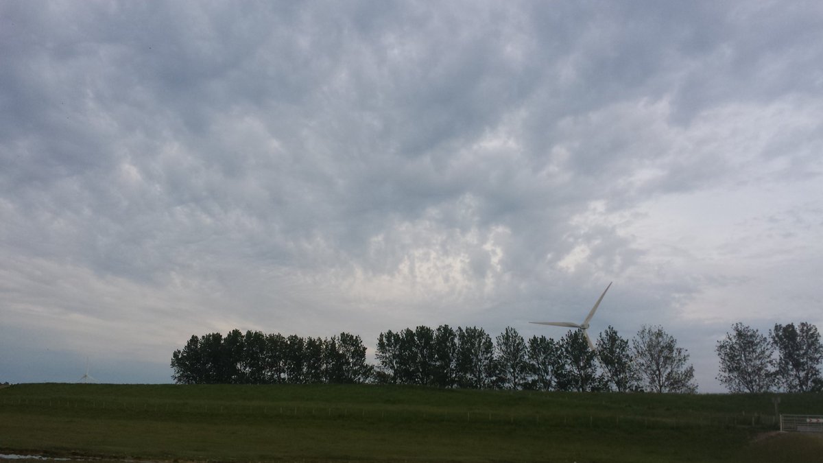 PaulBegijn's tweet photo. Onweersverklikkers zichtbaar #acfloccus #zonsondergang https://t.co/Wvp9T5Z4TU