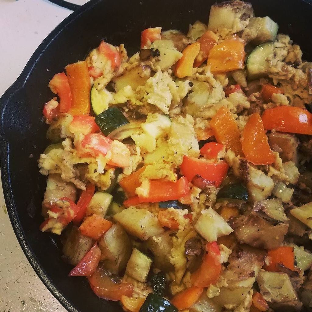 RisingVegan's tweet photo. #Breakfast hash scramble thingy (tryna clean out my fridge) red &amp; orange bell pepper, onion, zucchini, potato &amp; #ve… https://t.co/f8yyw4V5fY