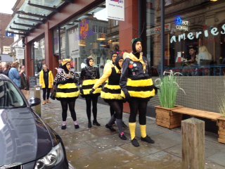 TravelledC's tweet image. Great day  @unitytheatre building dens.Then bumped into this misBEEhaving @PhysicalFest @EggmenThe @helloboombooms