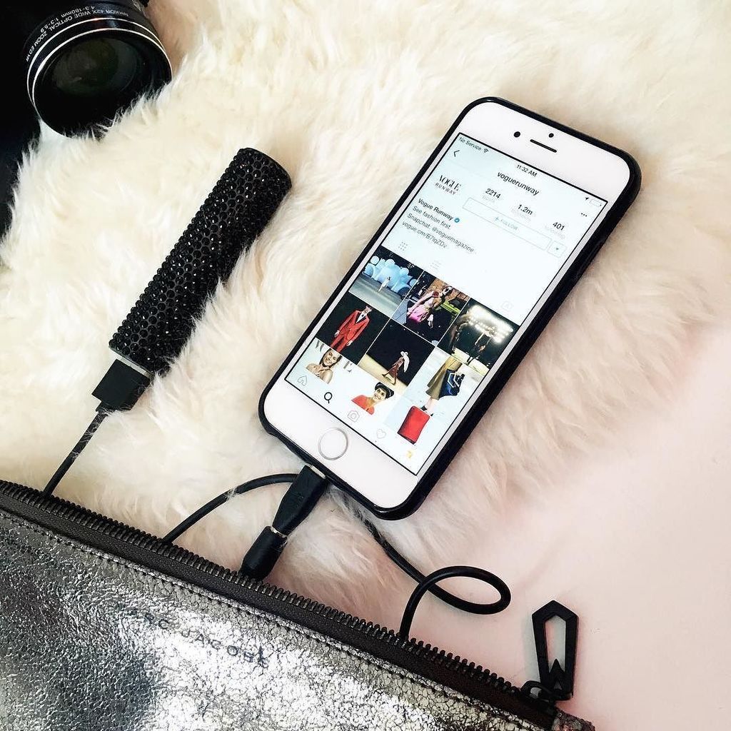 ShopHookMeUps's tweet photo. The fashion world is forever changing, stay connected. #shophookmeups https://t.co/rrZC80UO0Z