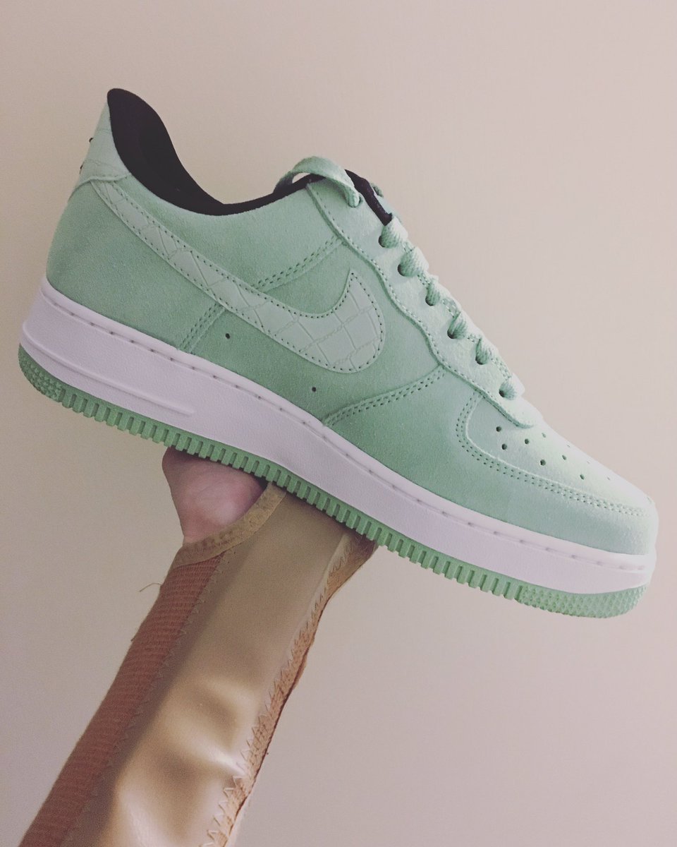 melissacwalsh's tweet photo. I am in love. In fact I need all of the pastel colour ways!! #AF1 #CCWMNS #fuckedmywrist https://t.co/pnrCyJ2iBL