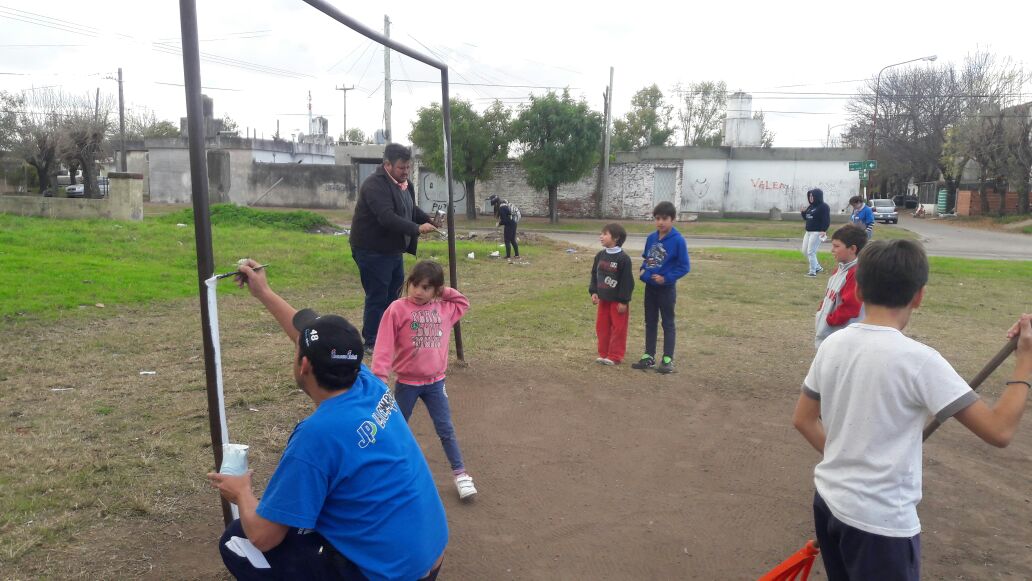 LautaroMazzutti's tweet photo. Acompañamos a la JP en la preparación y difusión dl torneo del 25.05 en la canchita del barrio FONAVI @rociogiaccone https://t.co/DIbQNaHw78