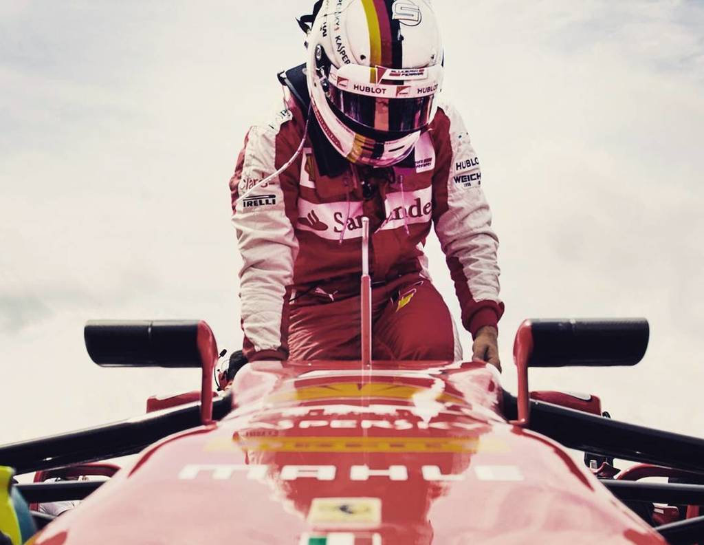 пилот гонщик. сенна пилот. шлем ред булл ф1. пилот гоночного автомобиля. ферстаппен гонщик.