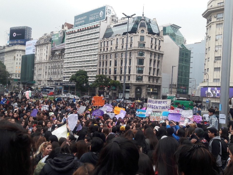 aritrolix's tweet photo. orgullosa de pertenecer a este fandom #MarchaBelieber https://t.co/TNlPJuUqPo