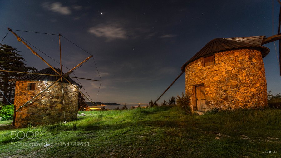 ZaibatsuPlanet's tweet photo. windmills in the moonlight by antmacosta #photo https://t.co/AYApvwp3IL