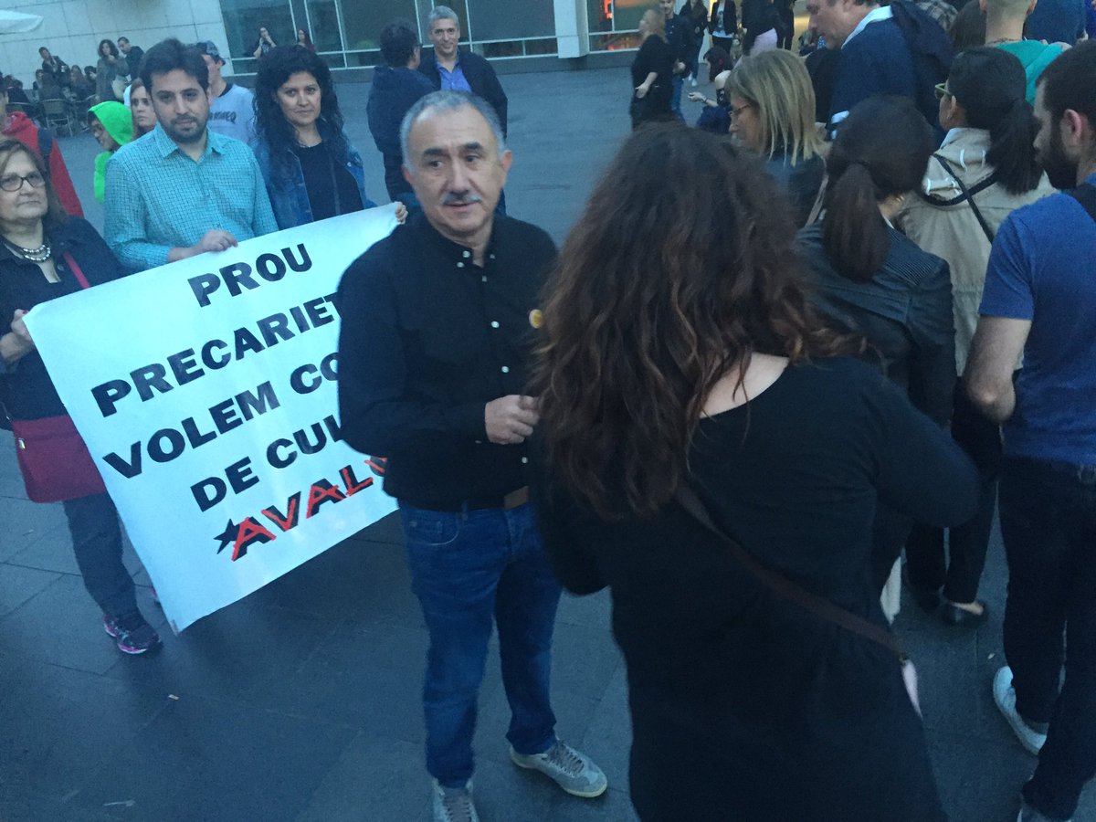 joanguirado's tweet photo. Secretario General @UGT_Comunica apoya la iniciativa #bcnesprecaria en la noche #bcnesmuseu @FeSP_UGT https://t.co/yhfobr5qAs