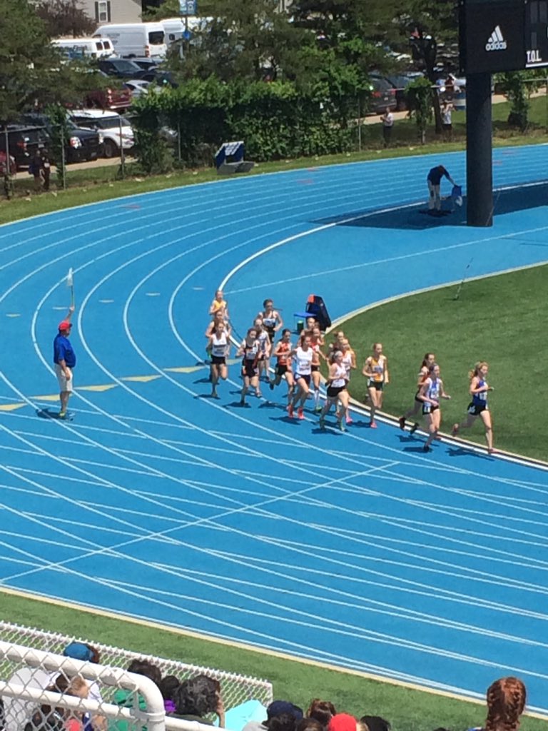 BHSGIRLSTRACK's tweet photo. GREAT JOB DK! 1600 is next! #statefinals2016 @RomanDakota https://t.co/5efOTmpoLH