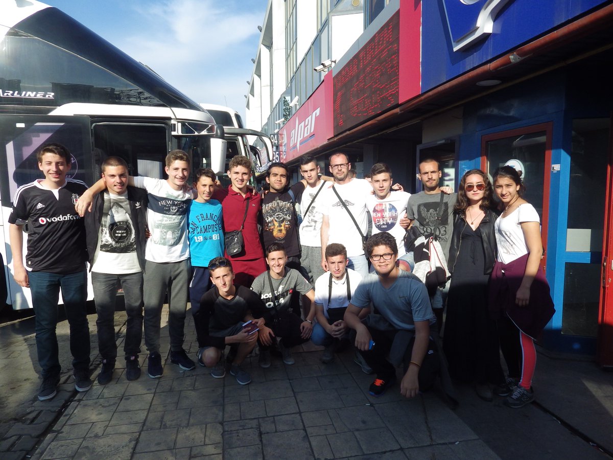 Makedonyalı öğrencilerimizle son fotoğrafımız. Katılımları için Josip Broz okuluna teşekkür ederiz.