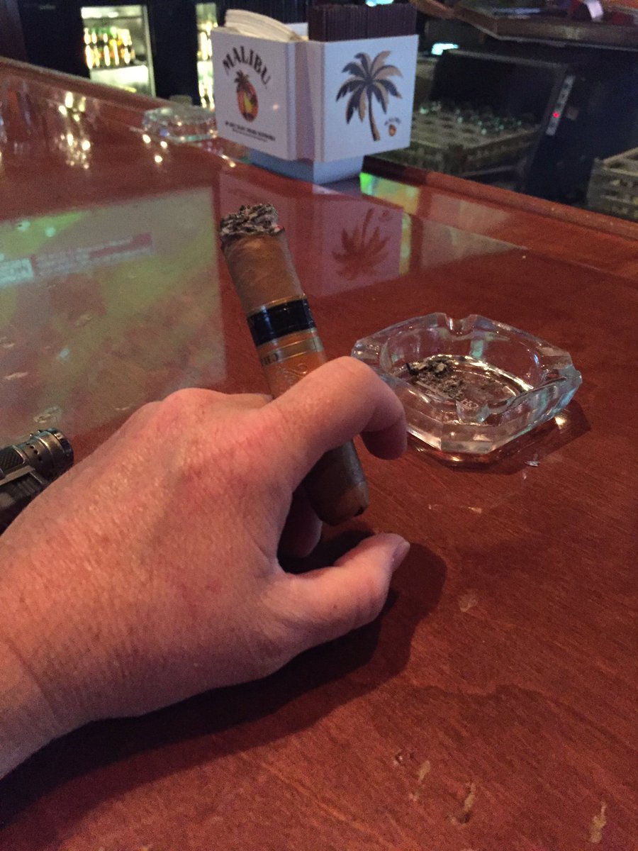 DistinctiveAsh's tweet photo. @PerdomoCigars #champagne #10thanniversay #foxandhound - very pleasing mild stick while watching #byronnelson https://t.co/Rg3Z2fvqKX