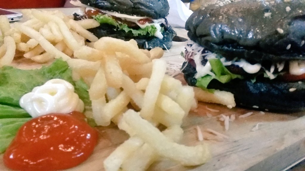 k_meela's tweet photo. Now available di @CbrFoodstop Blackburger, Nasi Gila, Mojito, and Ice Blend Stick 😋 https://t.co/tO1FTvYJKo
