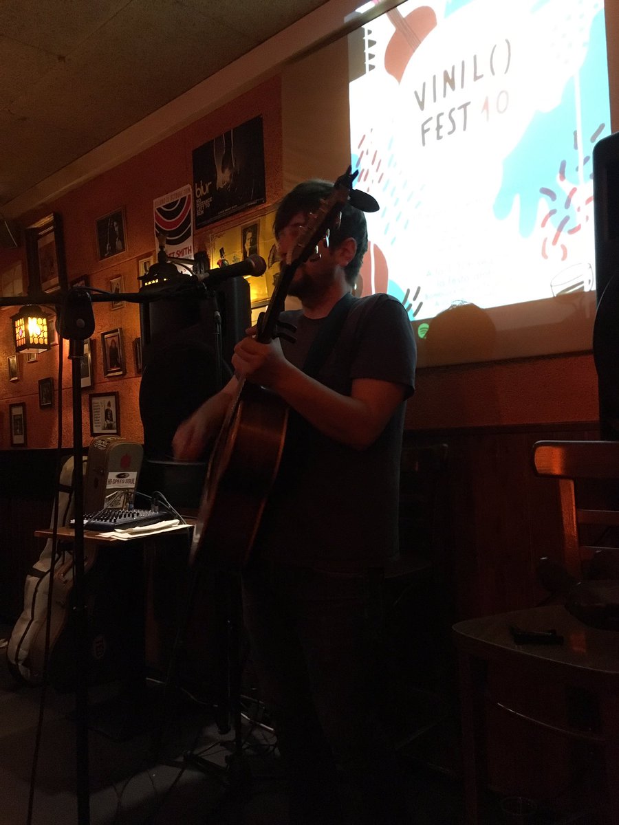 Sabeu que el <a href="/BarVinilBcn/">Bar Vinil()</a> fa 10 anys? Avui ho estan celebrant a lo grande amb acústics al bar, i després festa!