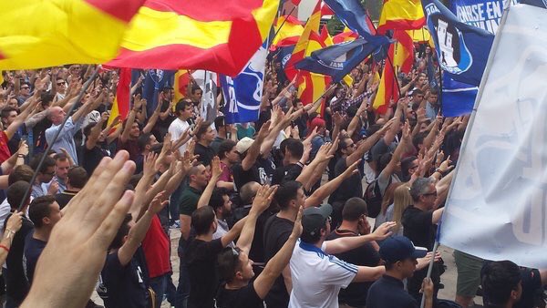 Las manos hacia arriba, 
las manos hacia abajo 
y como los gorilas 
¡uh,uh,uh,uh!

Antifascistas siempre.