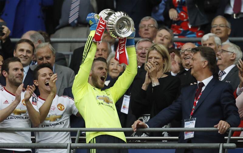 utdreport's tweet image. Photo: De Gea lifting trophy [getty]