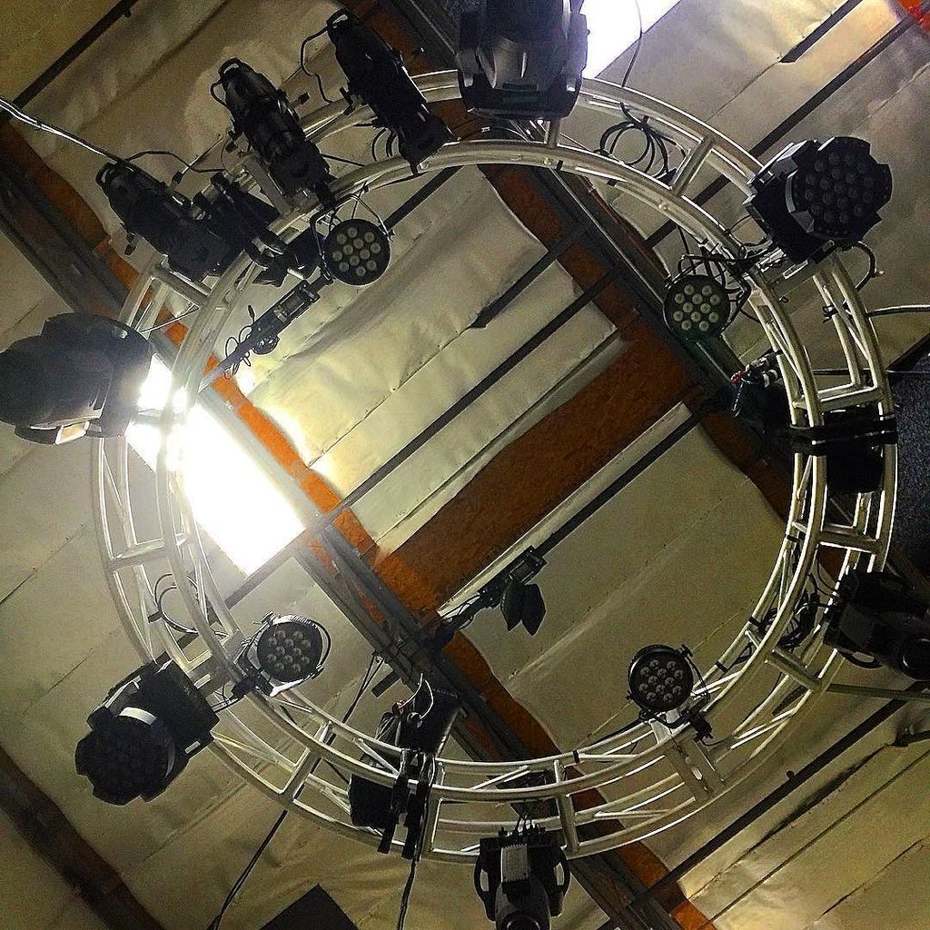 JonBondLighting's tweet photo. Rockin the #circle #truss in the #office today! Prepping for a demonstration of our #gear.… https://t.co/IVUsBNzJKt https://t.co/hYHmFenbEo