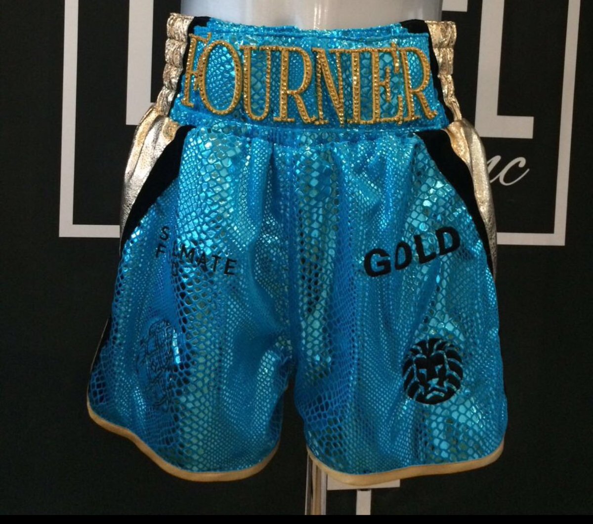 tash__tash's tweet photo. @JoeFournierClub looking sharpe in his @FightLabel ensemble @sophiewhittam #boxingfashion #saturdayboxing https://t.co/vHmtkdCWUo