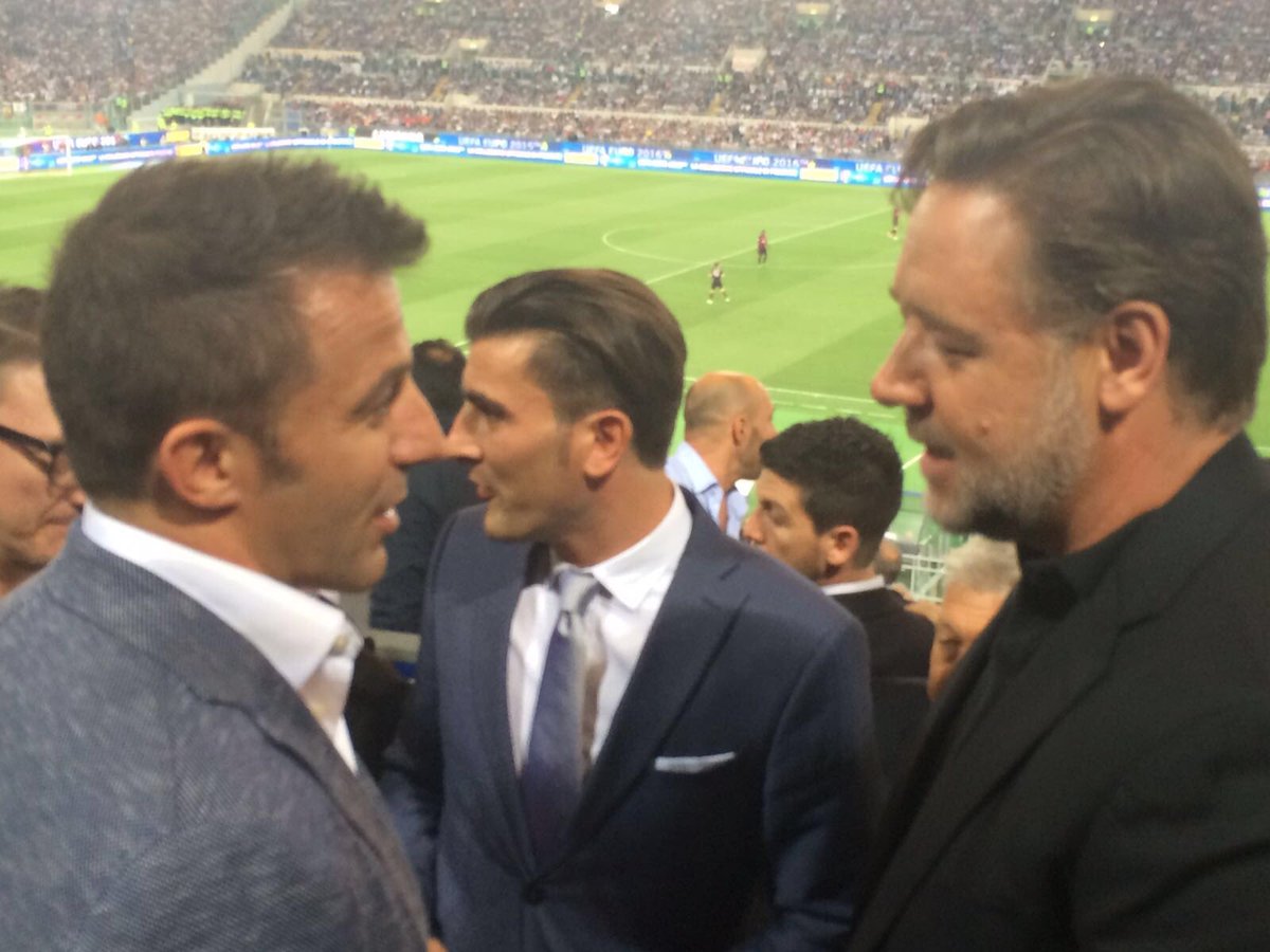 Ecco il gladiatore #RussellCrowe con #AlessandroDelPiero all'Olimpico per la #CoppiaItalia #NiceGuysMovie <a href="/ciakmag/">CIAK</a>