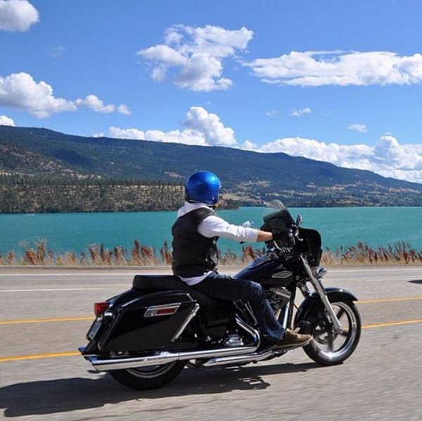 NomadasCustom's tweet photo. Crystal M. enjoys some seat time on a #HDSwitchback. 

Like this shot if you need some seat time this weekend. https://t.co/B0C9Khv88O