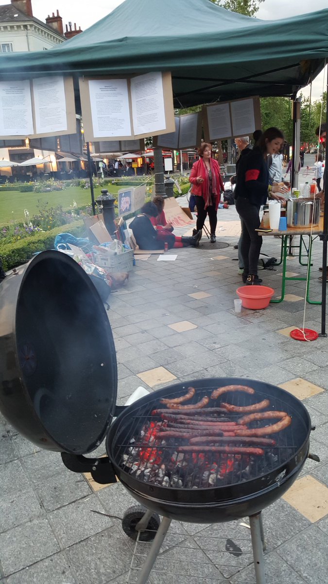 Youssef_Jebri's tweet photo. #ToursDebout début de l'AG après #SonoDebut et #CantineDebout. Vote prochaines actions.#GlobalDebout #NuitDebout https://t.co/WyDWYyz2HR