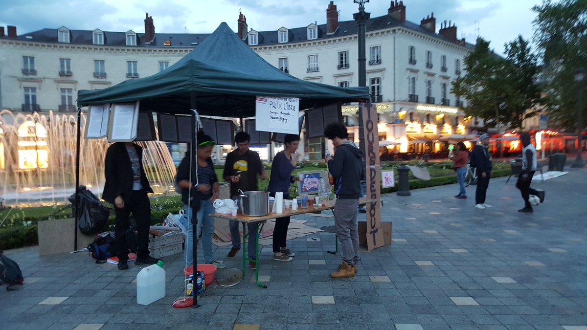 Youssef_Jebri's tweet photo. #ToursDebout début de l'AG après #SonoDebut et #CantineDebout. Vote prochaines actions.#GlobalDebout #NuitDebout https://t.co/WyDWYyz2HR
