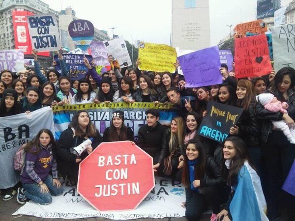RadioPlayInter's tweet photo. #EscenarioVIP | En #Argentina se da la #MarchaBelieber para que el cantante @JustinBieber pueda regresar --> https://t.co/QCCwa0OFun