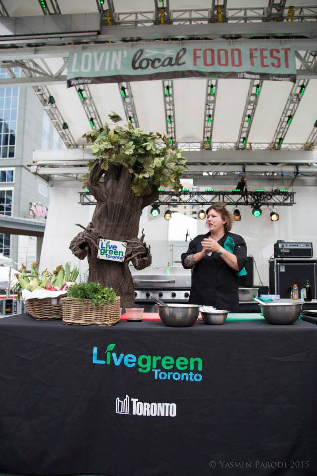 LoonieTimesInc's tweet photo. Our pal 'Woody' The @LiveGreenTO mascot gets a cooking lesson with Chef Lynn Crawford! Way to branch out Woody! https://t.co/3IHjynDZfF