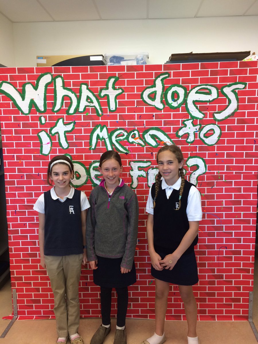 MrHysonsClass's tweet photo. Fun times at the 4th Grade museum. @lkiefer815 @LisaHerbster https://t.co/TuCX3pzSeV